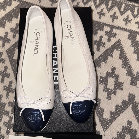 Chanel White/Blue Leather and Patent CC Cap Toe Bow Ballet - Picture 2 of 7